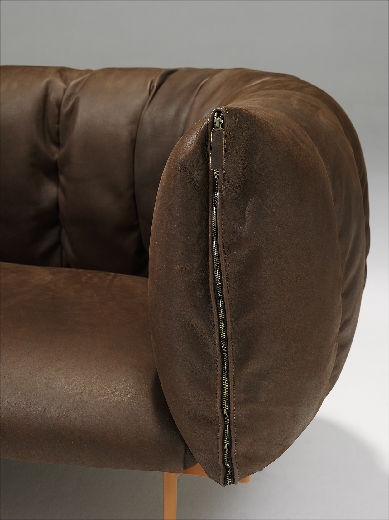 Puffer Sofa Sadie Chocolat RAL 8004 Frame Detail 1 LR